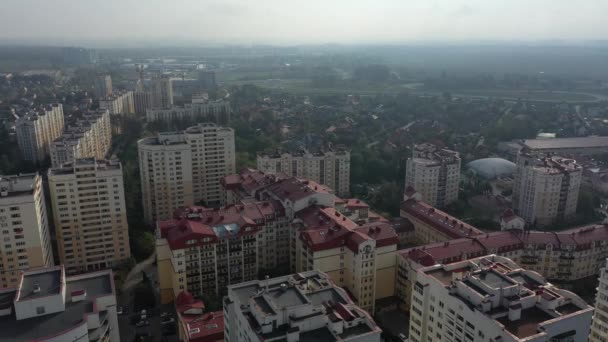 Chayki, região de Kiev, Ucrânia - novembro de 2020: vista aérea de edifícios de apartamentos entre a floresta. Sector privado perto da cidade. Vista aérea de edifícios de apartamentos entre uma floresta de pinheiros. — Vídeo de Stock