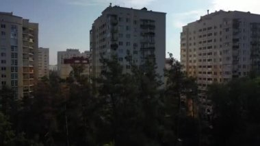 Chayki, Kiev bölgesi, Ukrayna - Kasım 2020: Orman arasındaki apartmanların havadan görünüşü. Şehrin yakınındaki özel sektör. Çam ormanlarının arasındaki apartmanların havadan görünüşü.