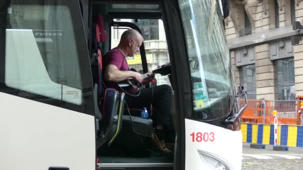 Βρυξέλλες Βέλγιο Ευρώπη Μαΐου 2019 Οδηγός Τουριστικού Λεωφορείου Κάνει Πρόβες — Αρχείο Βίντεο