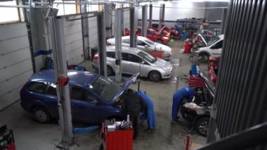 Avrupa, Kiev, Ukrayna - Kasım 2020: Ford otomobil servisi. Otomotiv tamirhanesi. Araba servis istasyonu..