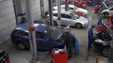 Avrupa, Kiev, Ukrayna - Kasım 2020: Ford otomobil servisi. Otomotiv tamirhanesi. Araba servis istasyonu..