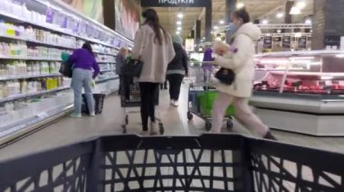 Avrupa, Kiev, Ukrayna - Kasım 2020: Covid-19 Coronavirus salgını sırasında şehrin hipermarketlerinden birinde bir market arabası. Hipermarkette market arabası..