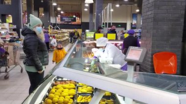 Avrupa, Kiev, Ukrayna - Kasım 2020: Covid-19 Coronavirus salgını sırasında şehrin hipermarketlerinden birinde bir market arabası. Hipermarkette market arabası..