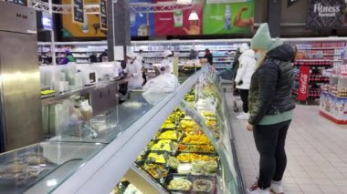 Avrupa, Kiev, Ukrayna - Kasım 2020: Covid-19 Coronavirus salgını sırasında şehrin hipermarketlerinden birinde bir market arabası. Hipermarkette market arabası..