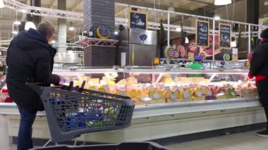 Avrupa, Kiev, Ukrayna - Kasım 2020: Covid-19 Coronavirus salgını sırasında şehrin hipermarketlerinden birinde bir market arabası. Hipermarkette market arabası..