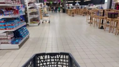 Avrupa, Kiev, Ukrayna - Kasım 2020: Covid-19 Coronavirus salgını sırasında şehrin hipermarketlerinden birinde bir market arabası. Hipermarkette market arabası..