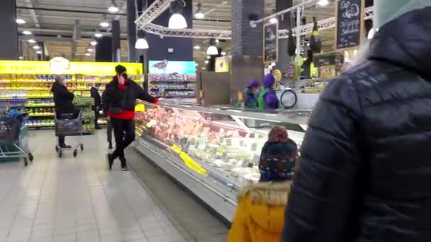 키예프 우크라이나 2020 부아르 코로나 바이러스 기간에 도시의 하이퍼 마켓중 — 비디오