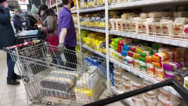ヨーロッパ キエフ ウクライナ 2020年11月 Covid 19コロナウイルスパンデミックの間の都市のハイパーマーケットの1つで食料品のカート ハイパーマーケットの食料品店 — ストック動画