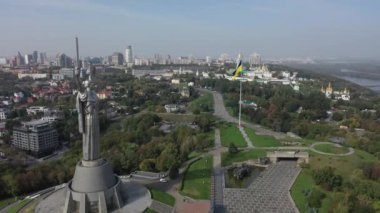 Avrupa, Kiev, Ukrayna - Kasım 2020: Anavatan Anıtı, Kiev Pechersk Lavra ve Ukrayna Büyük Bayrağı 'nın havadan görünüşü. Kiev 'deki Zafer Parkı. Kiev 'in manzarası.