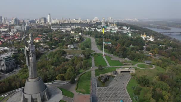 乌克兰基辅 2020年11月 祖国纪念碑空中景观 基辅佩赫尔斯克拉瓦拉和乌克兰国旗 基辅荣光公园 基辅的西湖 — 图库视频影像
