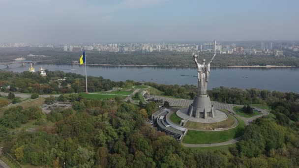 키예프 우크라이나 2020 기념비 키예프 페체르스크 라브라 그리고 우크라이나 대깃발 — 비디오
