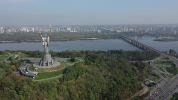 ヨーロッパ キエフ ウクライナ 2020年11月 祖国記念碑 キエフPecherskラブラとウクライナの大旗の空中ビュー キエフの栄光の公園 キエフの観光スポット — ストック動画