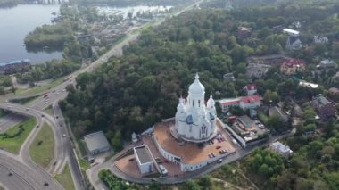 Avrupa, Kiev, Ukrayna - Kasım 2020: Otomobil kavşağı ve Paton köprüsünün kentteki hava görüntüsü. Araba trafiği Potona Köprüsü. Arabaların dairesel hareketi.