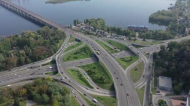 Avrupa, Kiev, Ukrayna - Kasım 2020: Otomobil kavşağı ve Paton köprüsünün kentteki hava görüntüsü. Araba trafiği Potona Köprüsü. Arabaların dairesel hareketi.