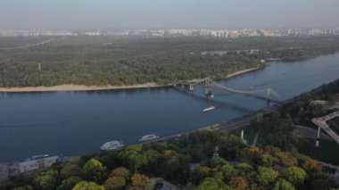 Avrupa, Kiev, Ukrayna - Kasım 2020: Dnipro Nehri üzerindeki yaya köprüsünün havadan görünüşü.
