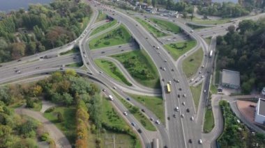 Avrupa, Kiev, Ukrayna - Kasım 2020: Otomobil kavşağı ve Paton köprüsünün kentteki hava görüntüsü. Araba trafiği Potona Köprüsü. Arabaların dairesel hareketi.