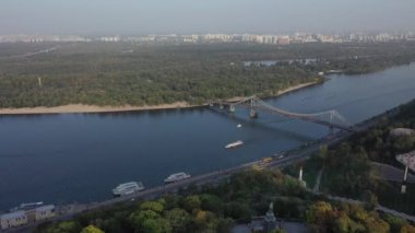 Avrupa, Kiev, Ukrayna - Kasım 2020: Dnipro Nehri üzerindeki yaya köprüsünün havadan görünüşü.