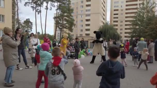 Kiev region, Chayki, Ucrânia - novembro de 2020: Show infantil com animadores. Durante a apresentação, os animadores entretêm as crianças. Animadores em trajes Fixies. — Vídeo de Stock