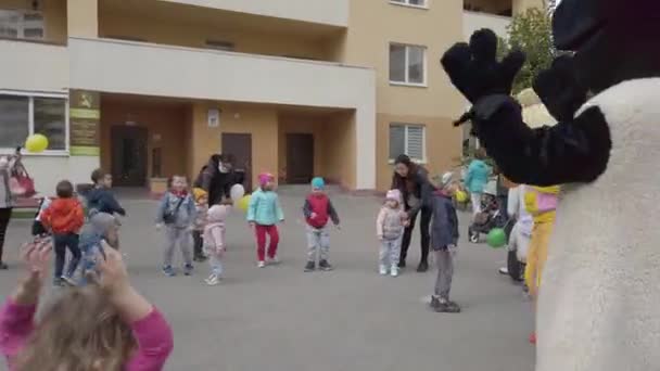 Kiev region, Chayki, Ucrânia - novembro de 2020: Show infantil com animadores. Durante a apresentação, os animadores entretêm as crianças. Animadores em trajes Fixies. — Vídeo de Stock