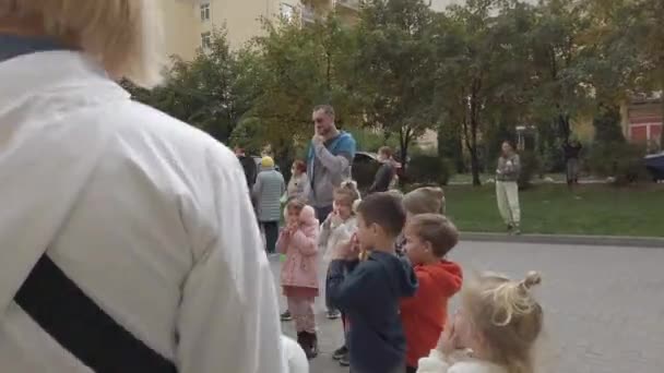 Gebiet Kiew, Chayki, Ukraine - November 2020: Kindershow mit Animateuren. Während der Vorstellung unterhalten Animateure die Kinder. Animatoren in Fixies-Kostümen. — Stockvideo