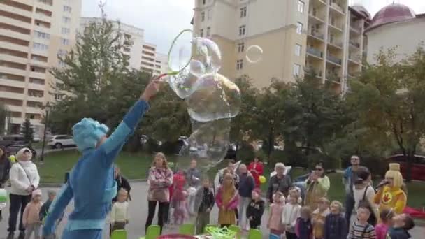 Regione di Kiev, Chayki, Ucraina - novembre 2020: spettacolo per bambini con animatori. Durante lo spettacolo, animatori intrattenere i bambini con bolle di sapone. — Video Stock
