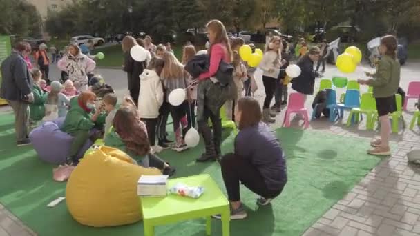 Gebiet Kiew, Chayki, Ukraine - November 2020: Kindershow mit Animateuren. Kinder haben während der Show Spaß mit Animateuren. Körperbemalung im Gesicht. — Stockvideo