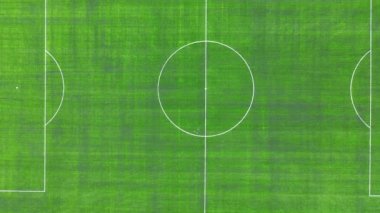 Yeni futbol sahasının havadan görünüşü. Spor kompleksi ve yeni bir stadyum. Futbol sahasının merkezinden uçuş..