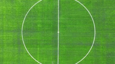 Yeni futbol sahasının havadan görünüşü. Spor kompleksi ve yeni bir stadyum. Futbol sahasının merkezinden uçuş..