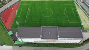 Sofievskaya Borschagovka, Kiev bölgesi, Ukrayna - Kasım 2020: yeni futbol sahasının havadan görünüşü. Spor kompleksi ve yeni bir stadyum. Mezarlığın yanındaki stadyum..