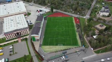Sofievskaya Borschagovka, Kiev bölgesi, Ukrayna - Kasım 2020: yeni futbol sahasının havadan görünüşü. Spor kompleksi ve yeni bir stadyum. Mezarlığın yanındaki stadyum..