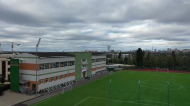 Sofievskaya Borschagovka, Kiev bölgesi, Ukrayna - Kasım 2020: Yeni futbol sahasının havadan görünüşü. Yeni stadyumu olan spor kompleksi.