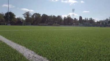 Futbol sahasının yapay sahası. Futbol stadyumundaki yapay çimenler..