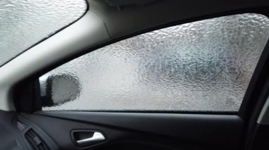 Avrupa, Ukrayna, Kiev - Aralık 2020: Buzlu araba pencereleri. İç görünüm.