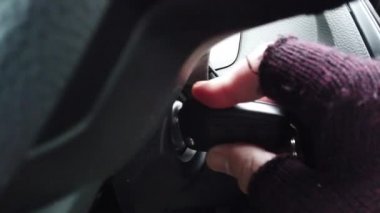 Avrupa, Ukrayna, Kiev - Aralık 2020: Buzlu araba pencereleri. Araba motoru çalışıyor. İç görünüm.