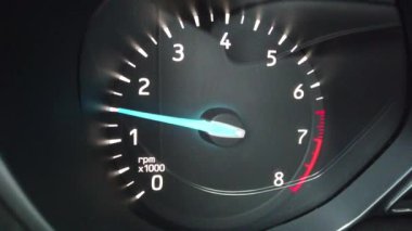 Avrupa, Ukrayna, Kiev - Aralık 2020: Buzlu araba pencereleri. Araba motoru çalışıyor. İç görünüm.