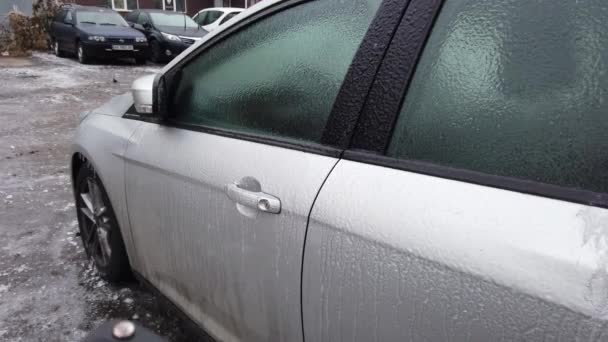 Ευρώπη, Ουκρανία, Κίεβο - Δεκέμβριος 2020: Άνοιγμα του παγωμένου αυτοκινήτου. Το αυτοκίνητο δεν ανοίγει λόγω πάγου. Ζεσταίνοντας το αυτοκίνητο σε συνθήκες παγετού. Η πόρτα του αυτοκινήτου είναι παγωμένη και δεν ανοίγει.. — Αρχείο Βίντεο