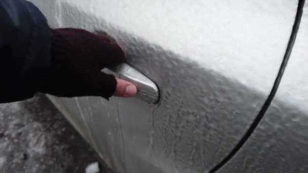 ヨーロッパ、ウクライナ、キエフ- 2020年12月:氷の車のオープン。車は氷のために開かない。氷の状態の間に車を暖める。車のドアは凍っていて開かない. — ストック動画