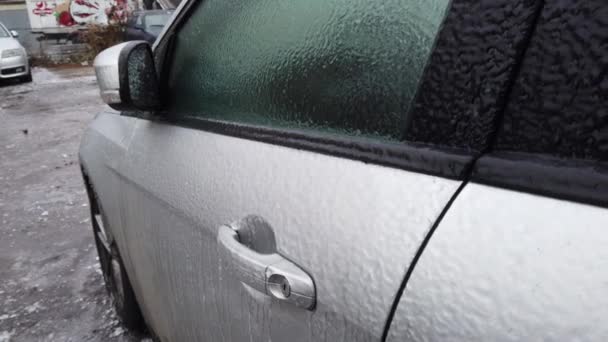 Европа, Украина, Киев - декабрь 2020: Открытие ледяного автомобиля. Автомобиль не открывается из-за льда. Разогреваю машину в ледяных условиях. Дверь машины замерзла и не открывается.. — стоковое видео