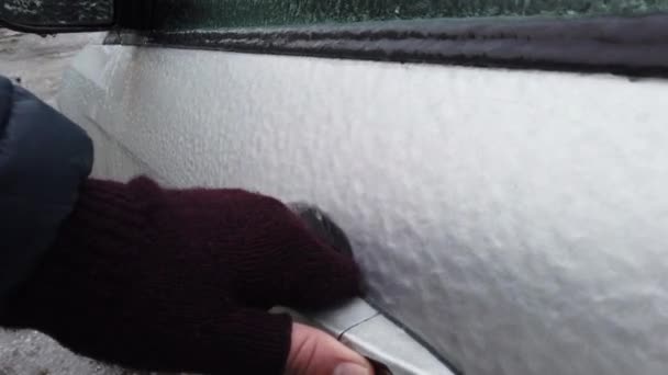 Evropa, Ukrajina, Kyjev - prosinec 2020: Otevření ledového vozu. Auto se kvůli ledu neotvírá. Zahřívání auta za ledových podmínek. Dveře auta jsou zamrzlé a nechtějí se otevřít.. — Stock video