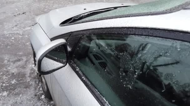 Europa, Ukraina, Kiev - december 2020: Uppvärmning av bilen under isiga förhållanden. Städar bilen från is. Hand rengör år på bilfönstret. — Stockvideo