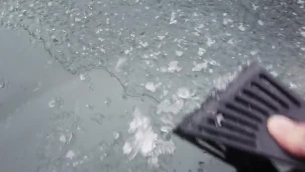 Europa, Ukraina, Kiev - december 2020: Uppvärmning av bilen under isiga förhållanden. Städar bilen från is. Hand rengör år på bilfönstret. — Stockvideo