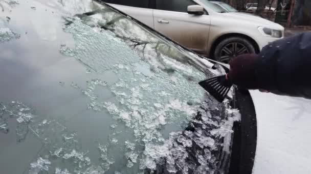 Europa, Ukraina, Kiev - december 2020: Uppvärmning av bilen under isiga förhållanden. Städar bilen från is. Hand rengör år på bilfönstret. — Stockvideo