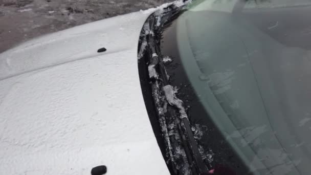 Europa, Ukraina, Kiev - december 2020: Uppvärmning av bilen under isiga förhållanden. Städar bilen från is. Hand rengör år på bilfönstret. — Stockvideo