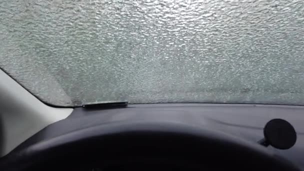 유럽, 우크라이나, 키예프 - 2020 년 12 월 : Iced car windows. 엔진 시동걸어. 내부 경치. — 비디오