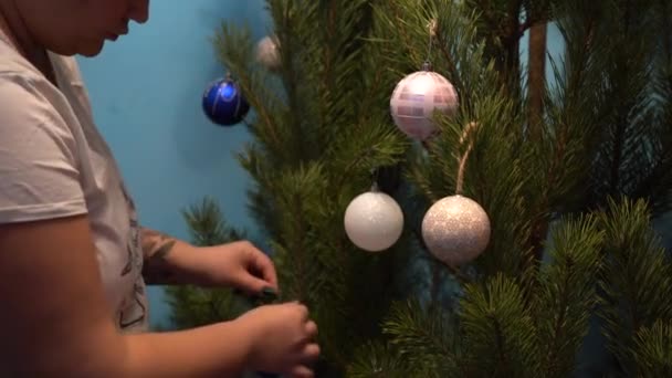 우크라이나 키예프 2020 크리스마스 아이를 엄마가 소나무를 장식하고 아름다운 새해의 — 비디오