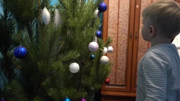 Europa Oekraïne Kiev December 2020 Kerstboomdecoratie Een Moeder Met Een — Stockvideo