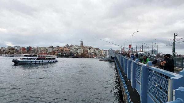 Istanbul Turecko Prosinec 2020 Rybáři Mostě Přes Bosporu Během Pandemie — Stock fotografie