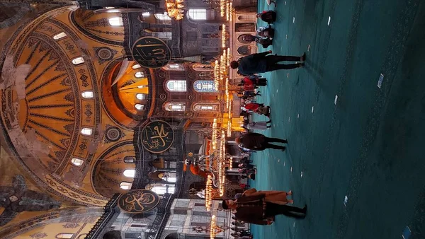 İstanbul, Türkiye - Aralık 2020: Ayasofya Camii 'nin İçi (Sophia İstanbul). Covid-19 Coronavirus salgını sırasında İslam cemaati üyeleri ve turistler bir camiyi ziyaret ettiler..