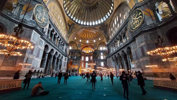 土耳其伊斯坦布尔 2020年12月 索菲亚哈西亚清真寺 索菲亚伊斯坦布尔 的内政 Covid Coronavirus大流行病期间 伊斯兰教区居民和游客参观了一座清真寺 — 图库照片