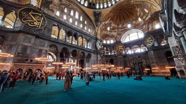 土耳其伊斯坦布尔 2020年12月 索菲亚哈西亚清真寺 索菲亚伊斯坦布尔 的内政 Covid Coronavirus大流行病期间 伊斯兰教区居民和游客参观了一座清真寺 — 图库照片